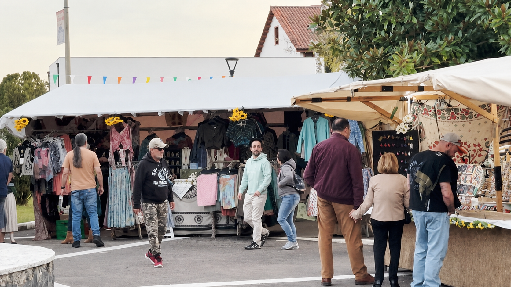 Puesto de artesanía en cuero y bisutería de plata en un mercado hippie al aire libre, estilo ibicenco