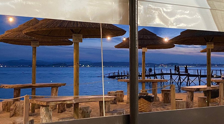Playa del Puntal en Somo con la ciudad de Santander y la bahía al fondo, arena y dunas en primer plano