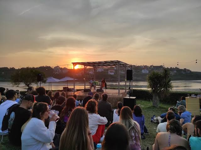 Acantilados de la playa de La Arena en Isla al atardecer, ambiente de beach club informal