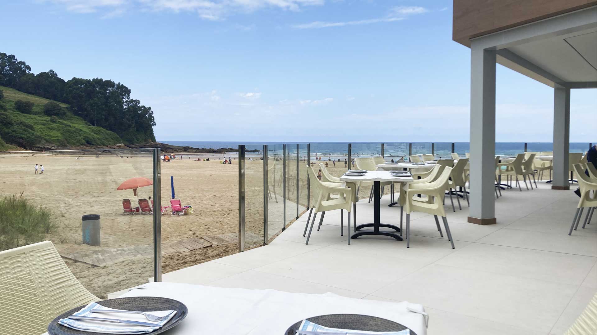 Terraza a pie de playa en Cóbreces con vista directa al Cantábrico y acantilados hacia Comillas