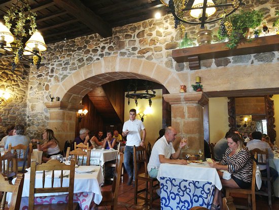 Comedor de piedra de El Bodegón en Potes con vistas a los Picos de Europa desde la ventana.