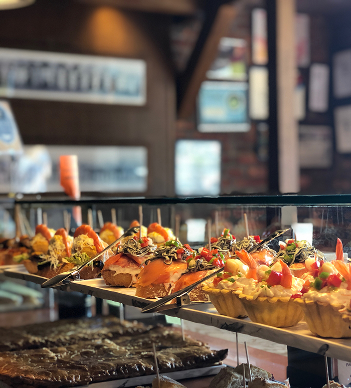 Vitrina de pinchos variados de Casa Lita en el Paseo de Pereda, primer plano