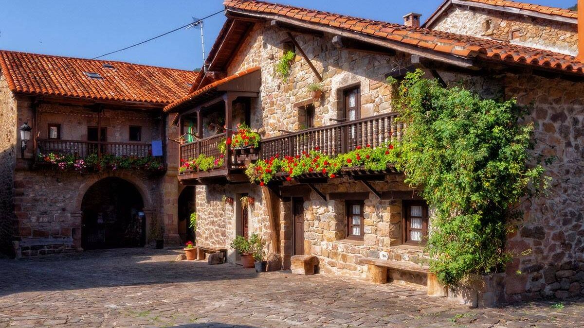Pueblo con encanto de Cantabria, calles de piedra y casona con escudo