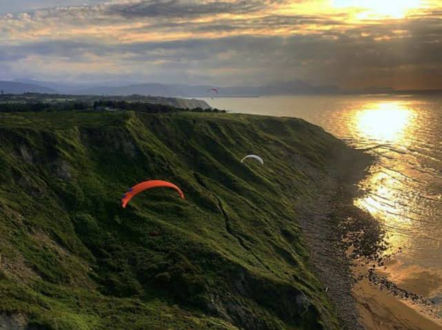 Parapente o vista aérea de la costa de Cantabria