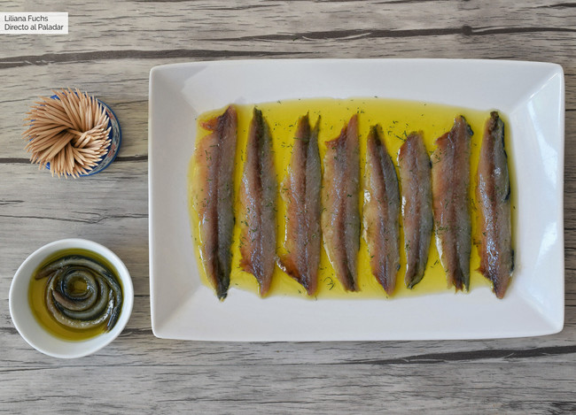 Anchoas en salazón sobre sal gruesa, primer plano de textura artesanal