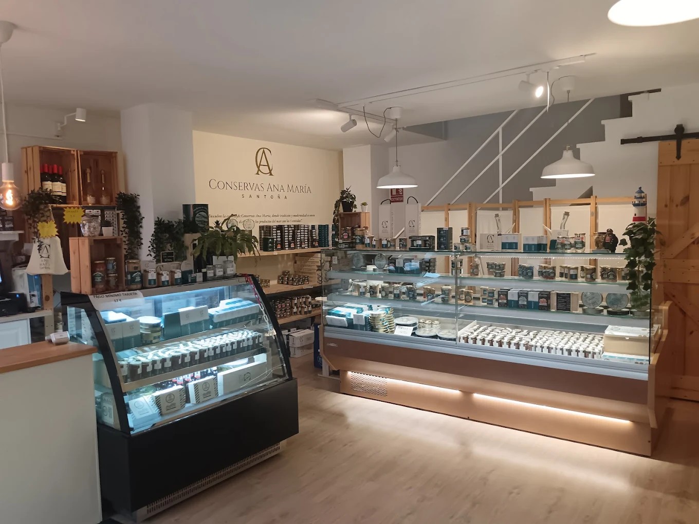 Interior de la tienda de Conservas Ana María en Santoña, latas de anchoa expuestas en estantería