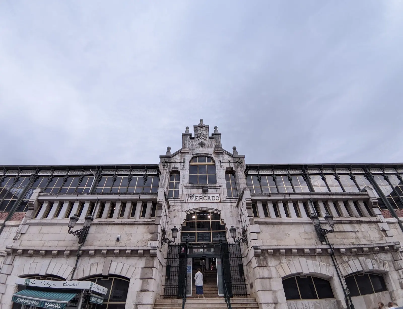 Fachada de estructura de hierro del siglo XIX del Mercado de la Esperanza en Santander, exterior