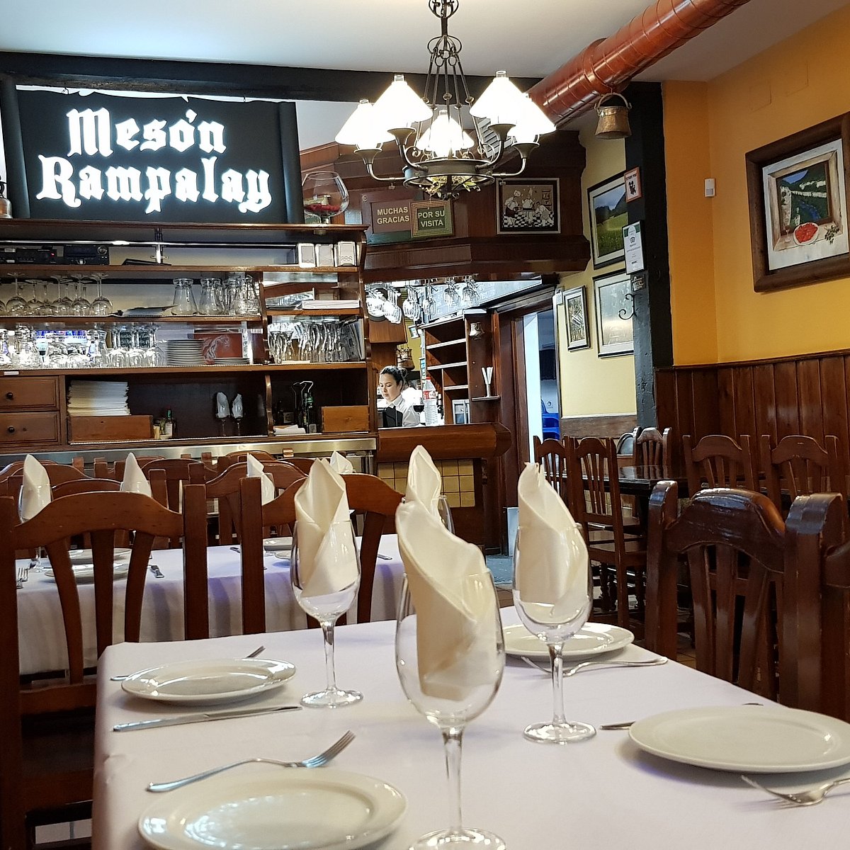 Barra de tapeo con clientes de pie en Mesón Rampalay, casco antiguo de Santander
