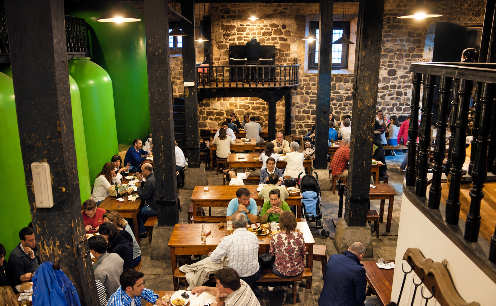 Fachada e interior de Bodegas La Conveniente en la Plaza de Cañadío, Santander