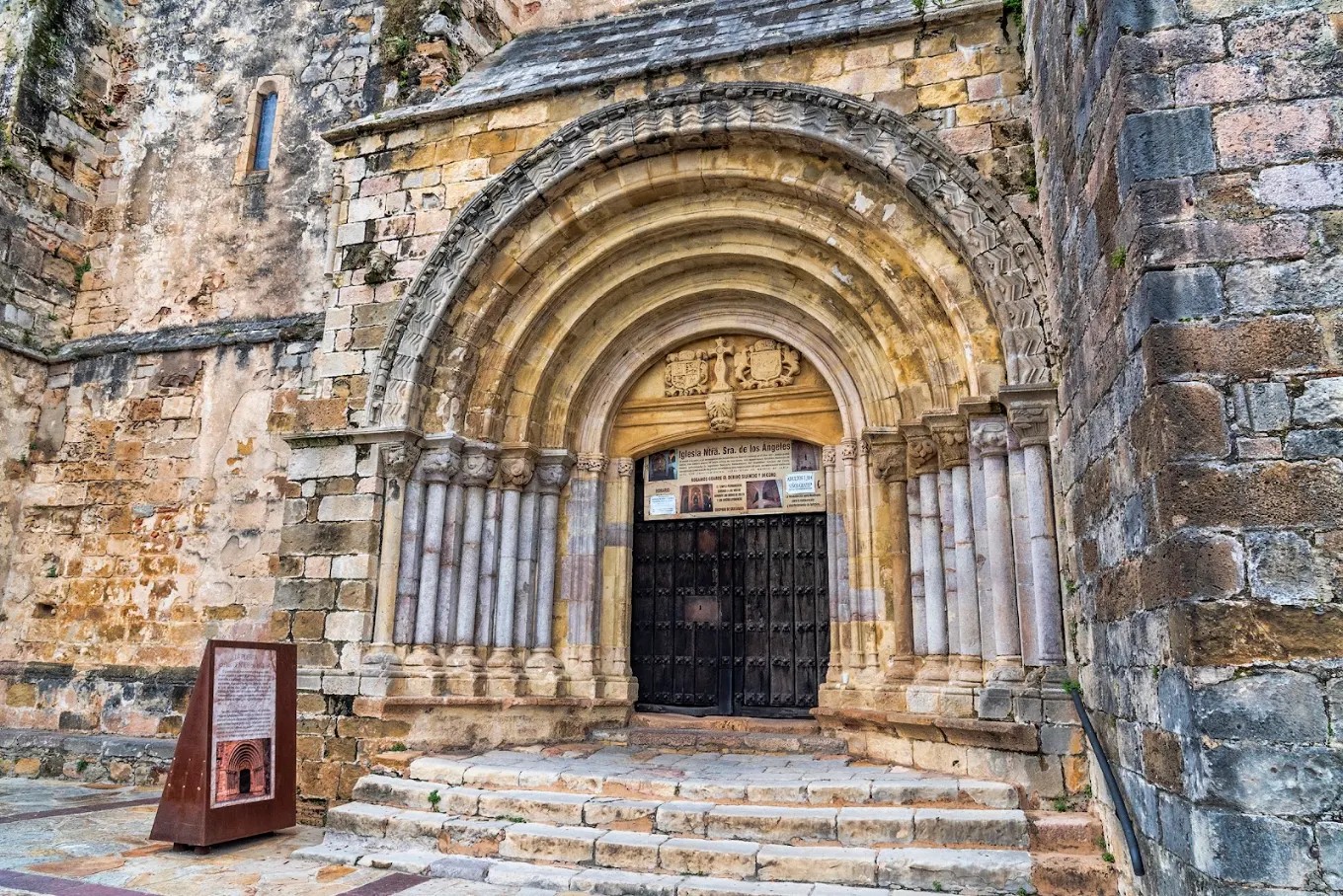 Calle empedrada de la Puebla Vieja subiendo hacia la iglesia de Santa María de los Ángeles