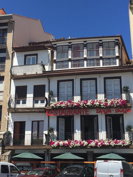 Fachada del restaurante Boga-Boga bajo los soportales de la Plaza Mayor del Fuero
