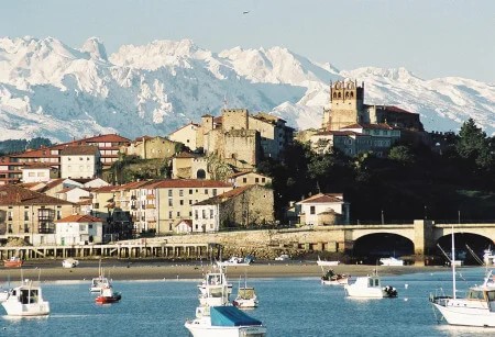 Castillo del Rey de San Vicente de la Barquera visto desde el puerto, luz de mañana