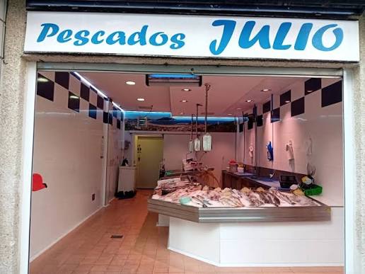 Fachada de la pescadería Pescados Julio en Laredo, escaparate con género fresco expuesto