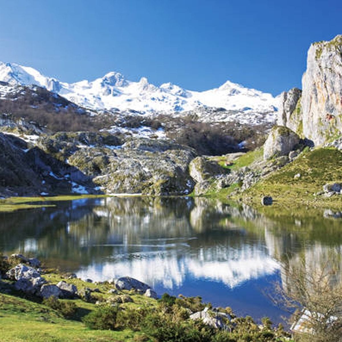 Circo glaciar de Fuente Dé y las cumbres de los Picos de Europa vistos desde el valle de Liébana en otoño