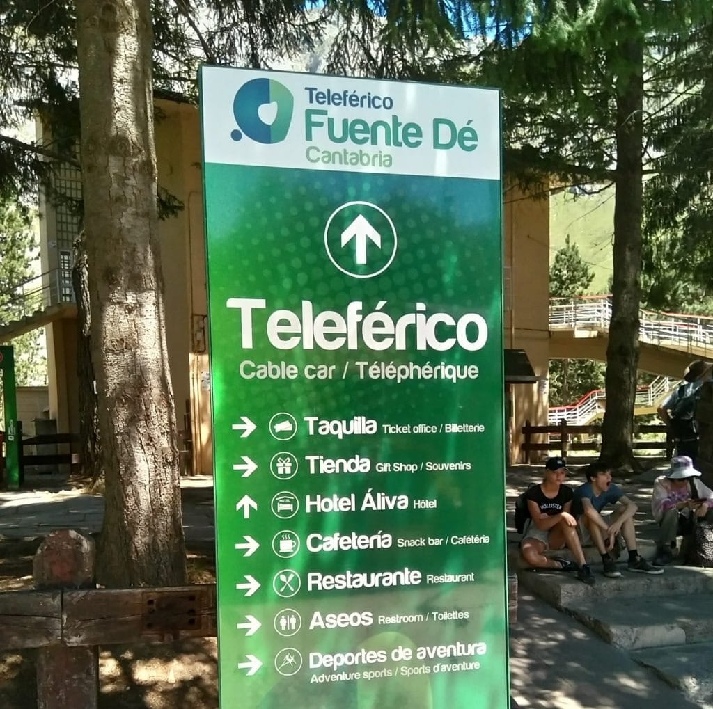 Estación base del teleférico de Fuente Dé con el aparcamiento y el circo glaciar detrás