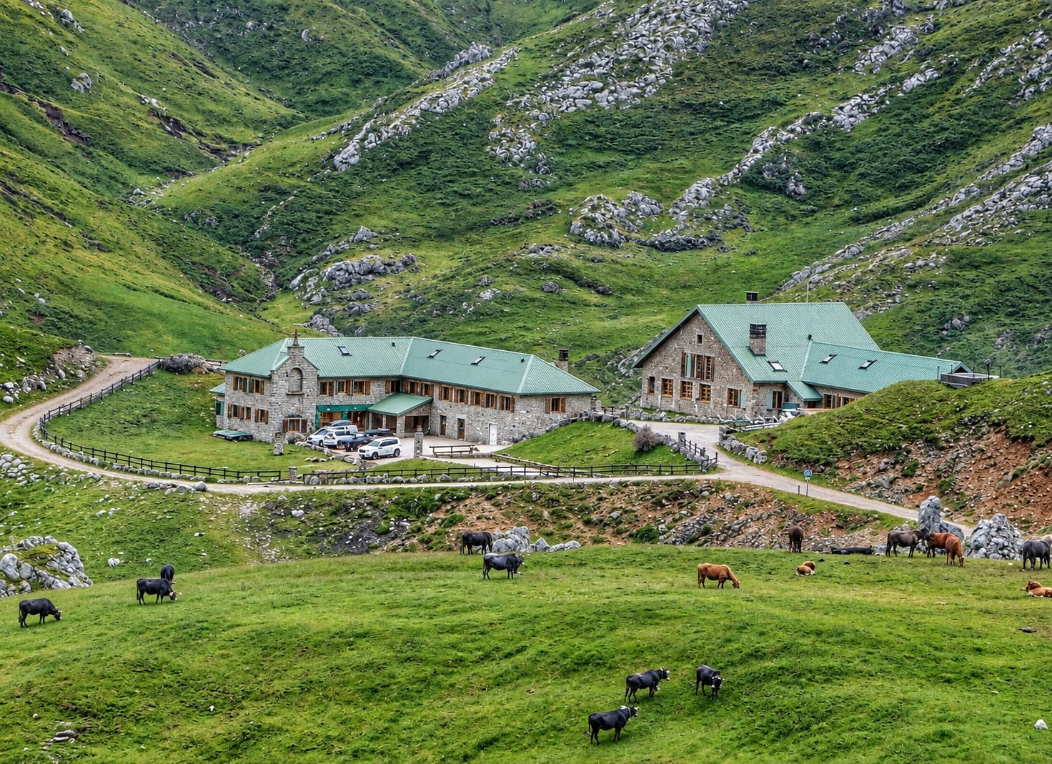 Prados de Áliva y el refugio cerrado por obras, con las cumbres de los Picos de Europa al fondo