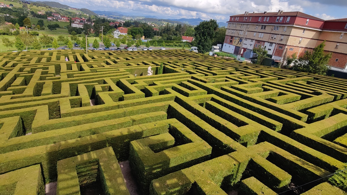 Vista aérea o pasillo interior del Laberinto de Villapresente entre setos de ciprés de dos metros de altura