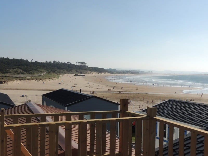 Zona de aparcamiento y acceso adaptado junto a la playa de Loredo