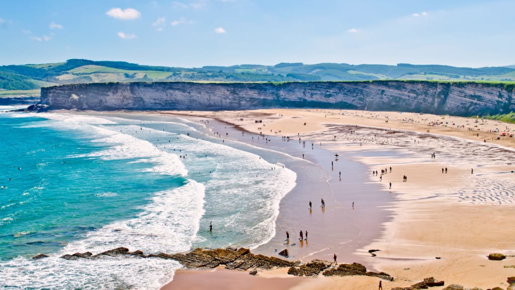 Vista panorámica de la playa de Loredo con marea baja y el Cantábrico al fondo