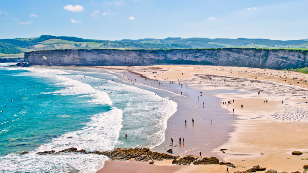 Vista panorámica de la playa de Loredo con marea baja y el Cantábrico al fondo