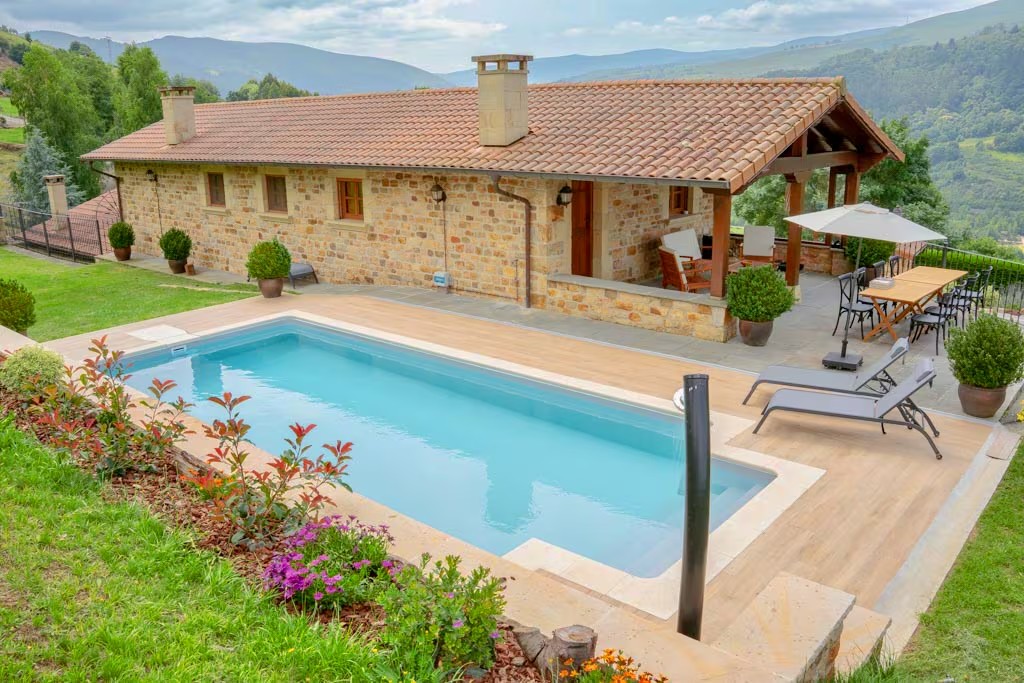 Villa con piscina privada en la costa de Cantabria, exterior en un día soleado