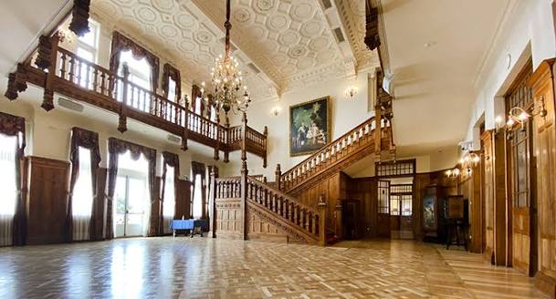 Salón principal del interior del Palacio de la Magdalena durante una visita guiada