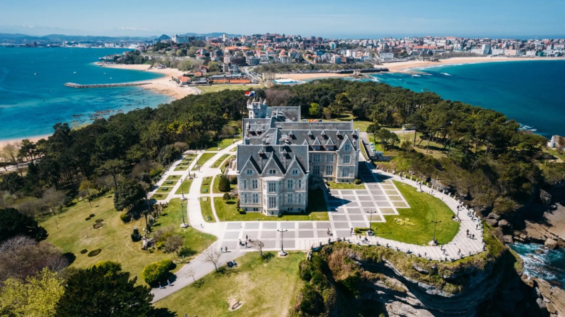 Fachada principal del Palacio de la Magdalena vista desde los jardines, luz de mañana