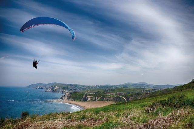 Cantabria desde las alturas: parapente, globo o avioneta