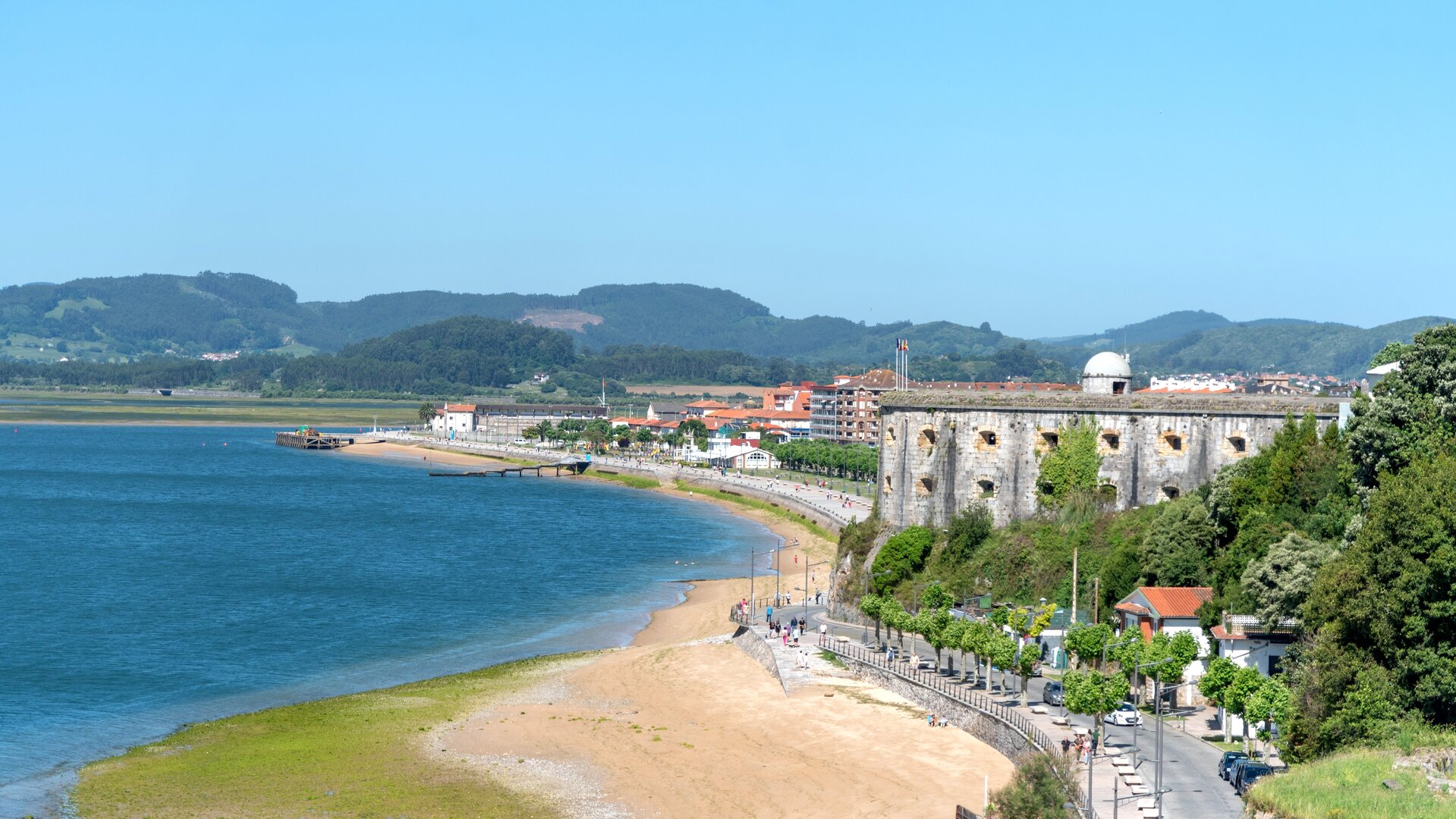 Vista del mar abierto frente a Santoña desde el puerto, día despejado