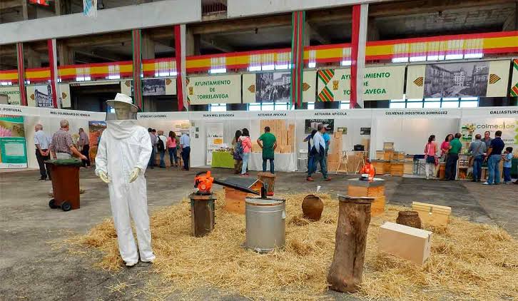 Puestos de venta de miel y productos apícolas en la Feria Nacional de Apicultura de Torrelavega
