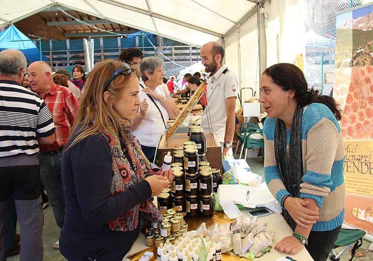 Puesto de miel artesanal en un mercado semanal tradicional de un pueblo de Cantabria
