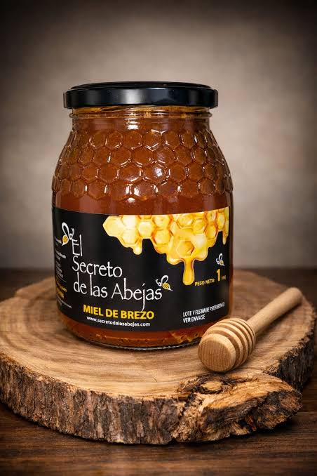 Tarros de miel artesanal etiquetados de El Secreto de las Abejas sobre una mesa de madera
