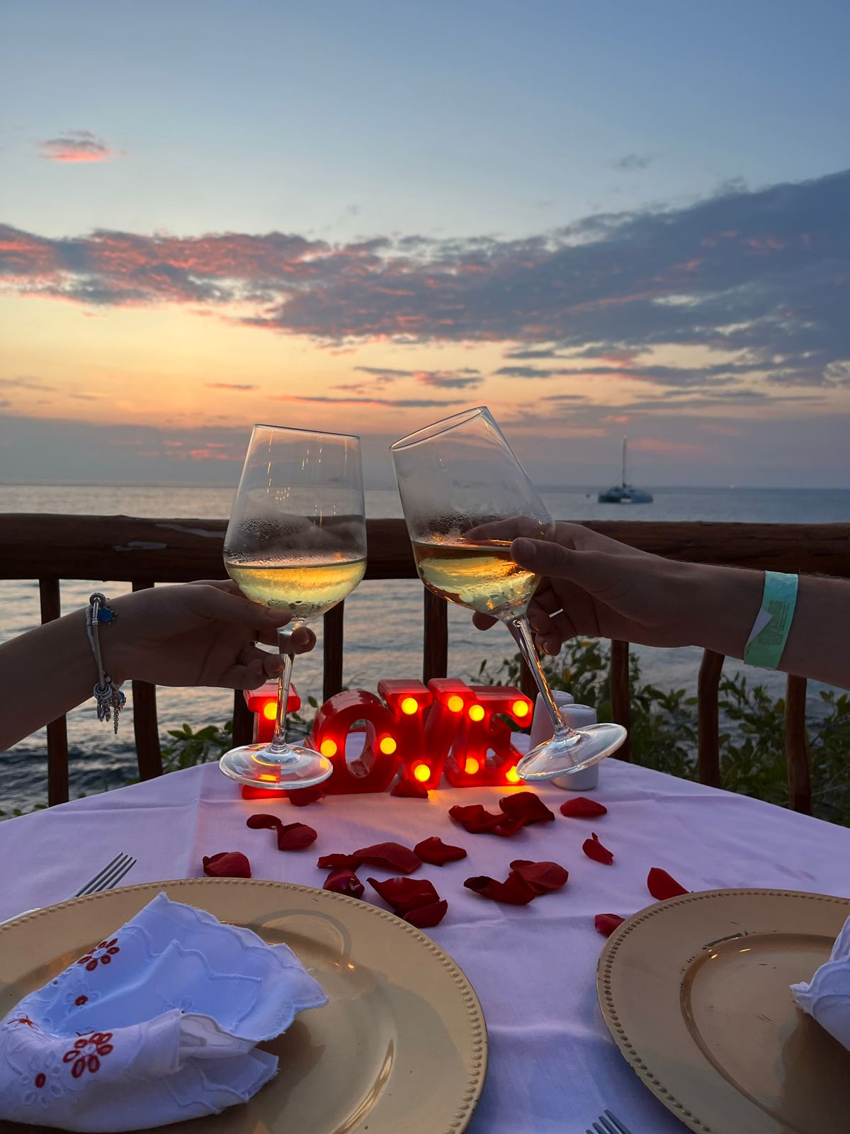 Cena romántica junto al mar en la costa de Cantabria