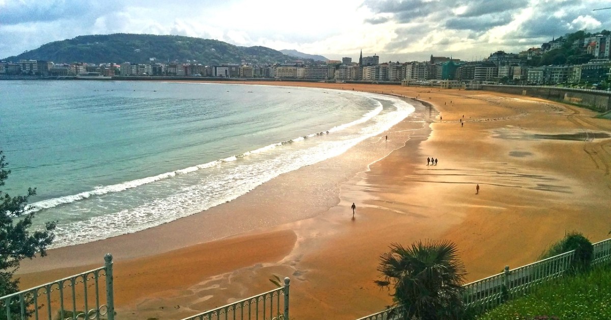 Playa de El Sardinero en Santander con el paseo marítimo y la ciudad al fondo, ambiente familiar de verano