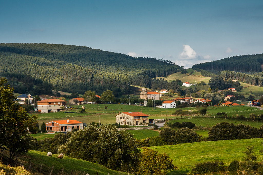 Vista general del entorno rural de Güemes, en el municipio de Bareyo, con el paisaje típico de esta zona del Camino de Santiago del Norte