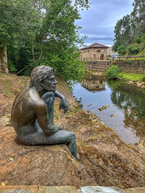 Estatua del Hombre Pez bajo el Puente Mayor de Liérganes