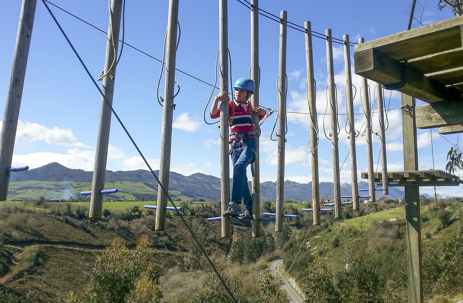 Tirolina de cable sobre el valle en el parque multiaventura Devatur, Unquera