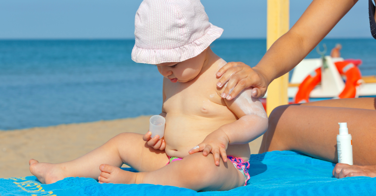 Bolsa de playa familiar con protector solar, gorra infantil y botiquín básico de viaje