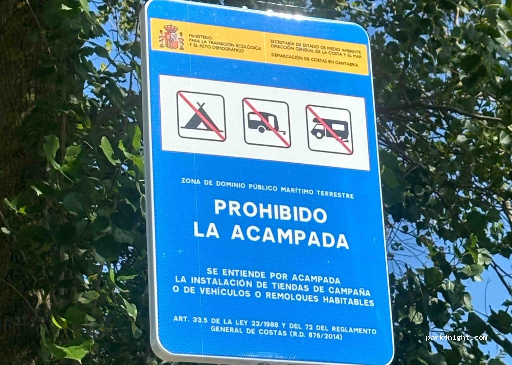 Señal de aparcamiento regulado junto a un paseo marítimo en la costa de Trasmiera