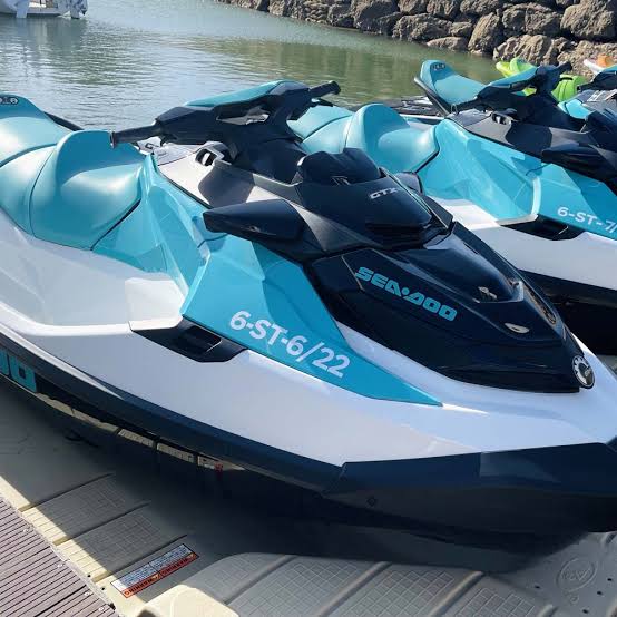 Moto de agua saliendo del Puerto de Pedreña con la bahía de Santander al fondo