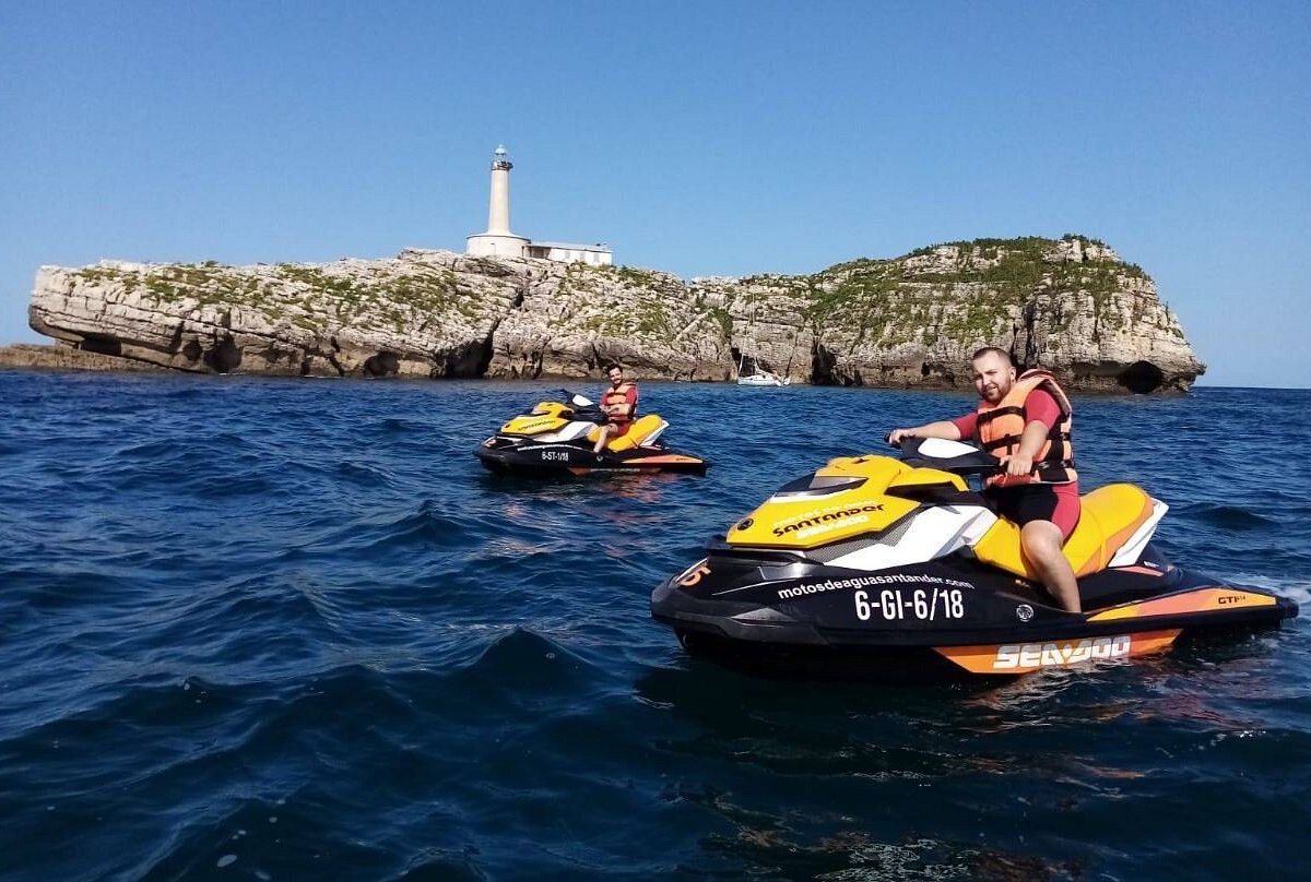 Base de alquiler en la playa de Los Peligros, Santander, con motos de agua y equipo de neopreno