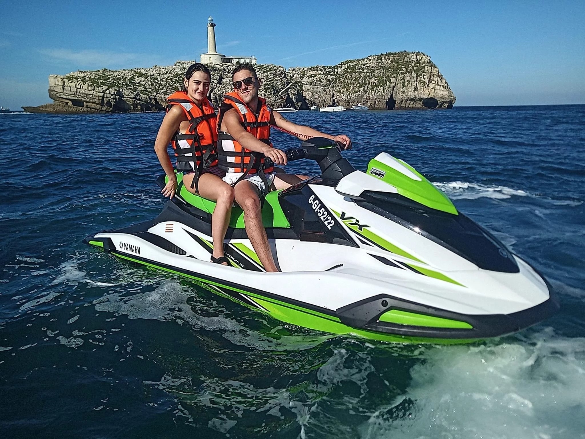 Motos de agua alineadas en el muelle del Puerto Marina del Cantábrico, Camargo