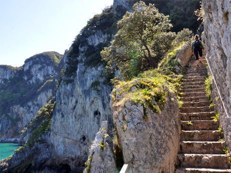 Escalera tallada en la roca bajando hacia el Faro del Caballo en el Monte Buciero, Santoña, vista desde arriba