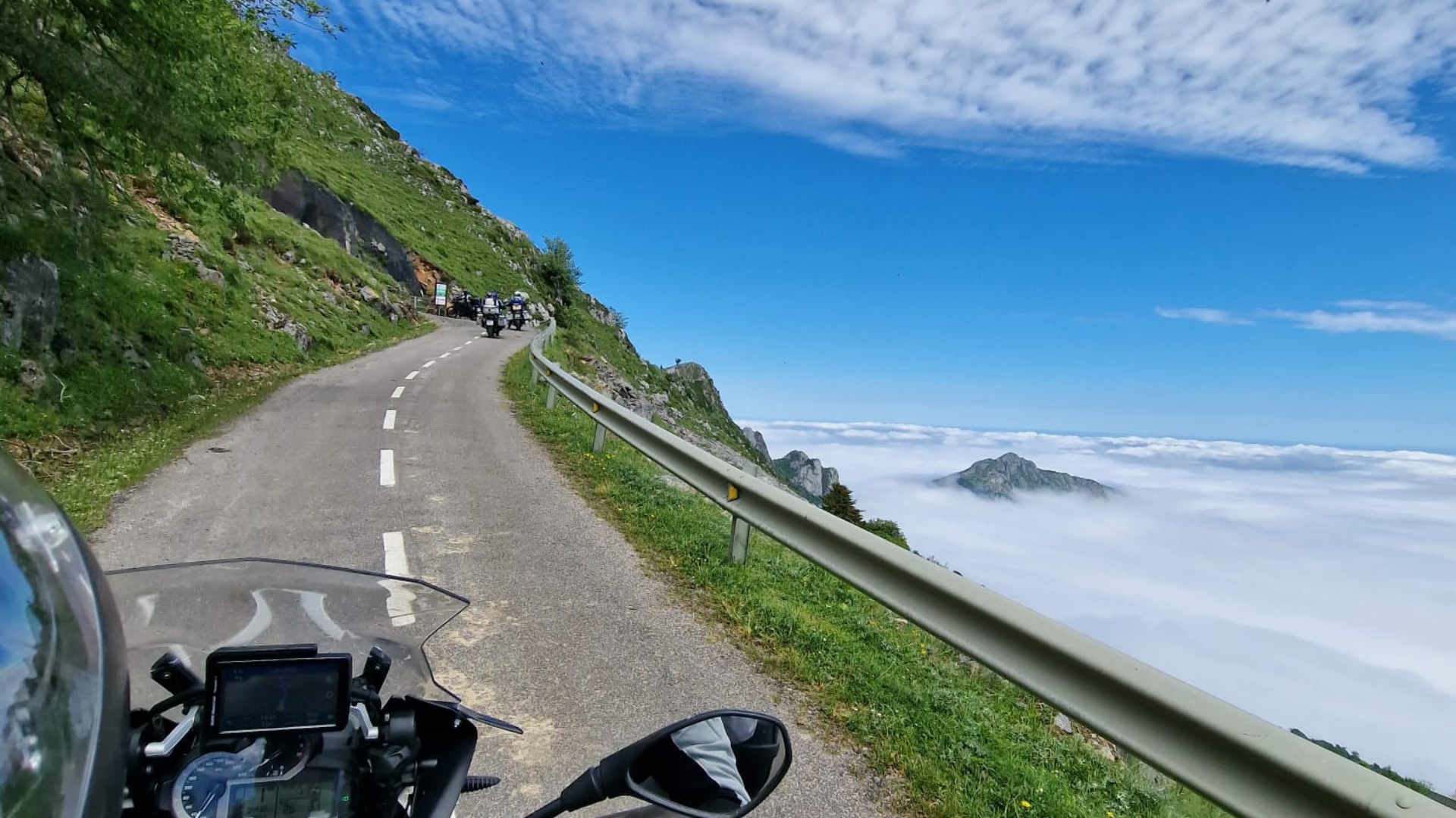 Carretera de montaña con curvas cerradas en un puerto cántabro, vistas amplias, sin tráfico