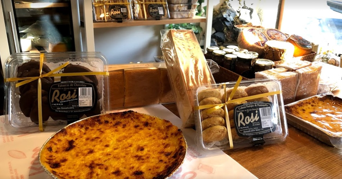 Mostrador de Sobaos y Quesadas Rosi en Alceda-Ontaneda con bandejas de quesada pasiega