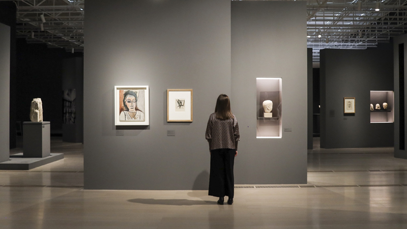 Sala de exposición del Centro Botín con una obra de arte contemporáneo expuesta, luz natural