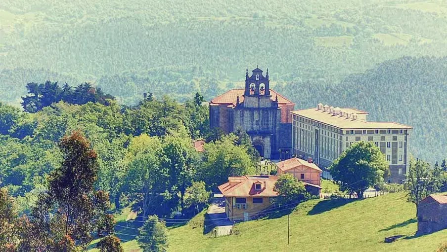 Puestos del mercado agroalimentario y artesanal junto al santuario, quesos y productos típicos cántabros expuestos