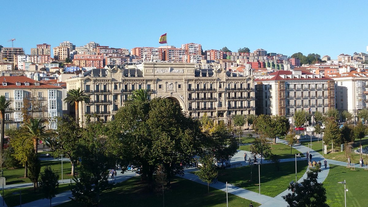 Jardines de Pereda y paseo marítimo de Santander con el edificio del Centro Botín al fondo, vista diurna