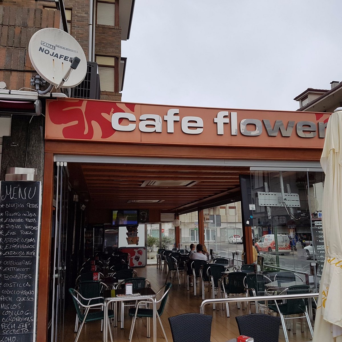 Terraza y fachada de Café Flower en la Avenida Santander de Noja, primera hora de la mañana