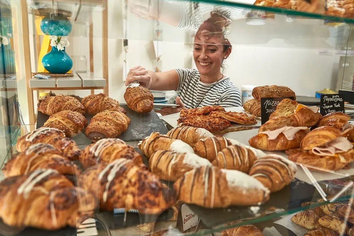 Mostrador de panadería y barra de bar de La Taberna de Moisés en Arnuero, con pinchos de desayuno
